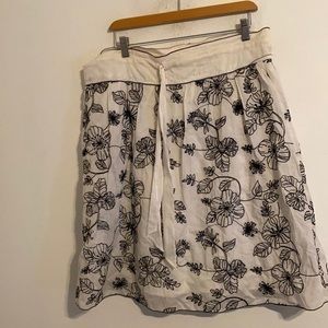 MAX STUDIO WHITE & BLACK SKIRT SIZE SMALL